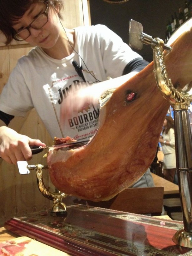 スタッフが目の前で切り分けてくれる生ハム。この演出がうれしい