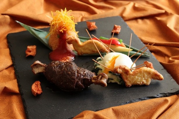 「キッズ恐竜プレート」(1600円)。骨付きの牛肉をメインに、恐竜型のチキンナゲットや火山をイメージしたピラフをひとつのプレートに集めたお子様メニュー
