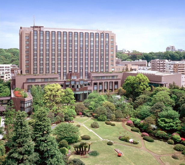 緑豊かな文化と伝統の地・早稲田の杜に建ち、1万坪に及ぶ大隈庭園を一望するリーガロイヤルホテル東京