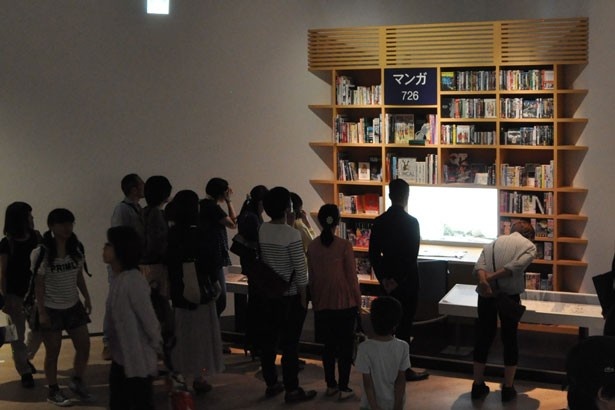 作者の岸本斉史氏が連載開始前から作品の構想を練り上げていた、図書館のデスクを再現表示(写真は東京会場)