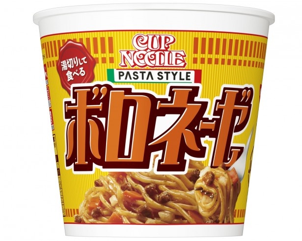【写真を見る】トマトベースのコク深いソースが決め手の｢カップヌードル パスタスタイル ボロネーゼ｣(希望小売価格・税抜198円)。肉ミンチ、ニンジン、タマネギ入り