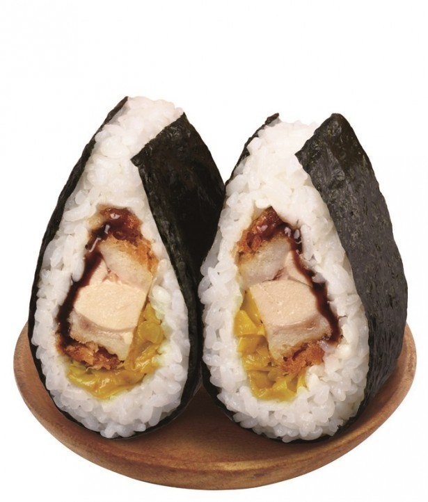 ｢サンドおむすび チキンカツ｣(210円)。ボリュームのあるカツにからむ甘辛いソース、カレー風味のキャベツ炒めと、食感や味の変化が楽しめる ※写真はイメージ