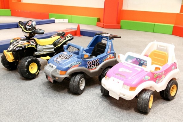 キッズレーシングエリアでは、男女一緒に楽しめる様々なタイプのキッズカーを用意。実際のサーキット場をイメージした専用コースに子供たちもワクワク！