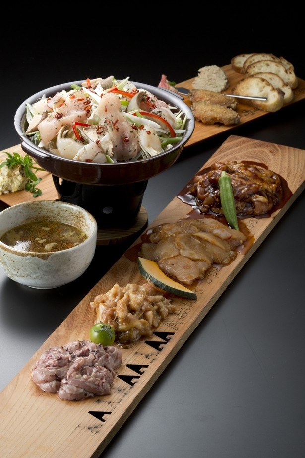 【写真を見る】4種の肉のほか、本日のアヒージョなどが付く「アヒージョセット」(3240円)