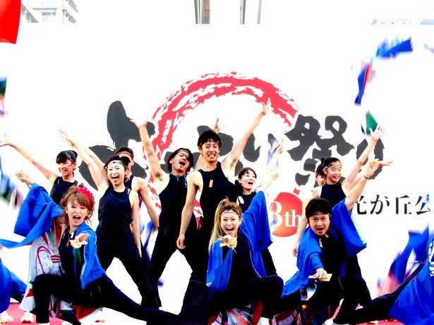 【写真を見る】表現力の高い踊りが見るものを魅了させる