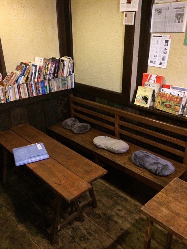 かつてはスナックだったという店内には本がズラリ