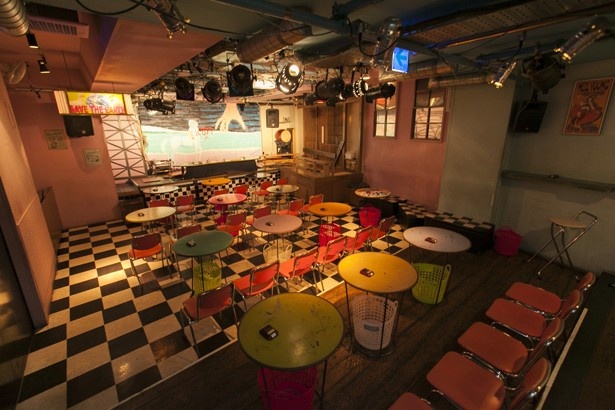 【写真を見る】テーブルで食事を兼ねてのライブ鑑賞もできる。終演後はバータイムに