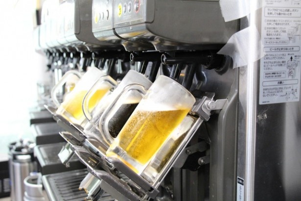 【写真を見る】11種類の生ビールが飲み放題というのもうれしいポイント！