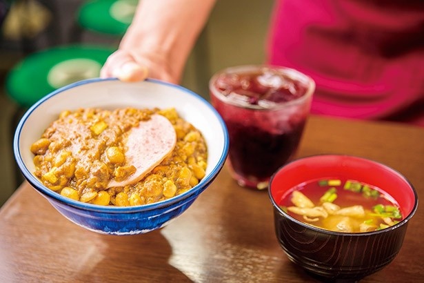 「ソイ丼」（500円）が、つるかめ食堂の超定番メニュー。大豆と豆腐にひき肉がたっぷり入ったカレーライス。当初は「豆丼」という名前だったが、改名したら大ヒット！