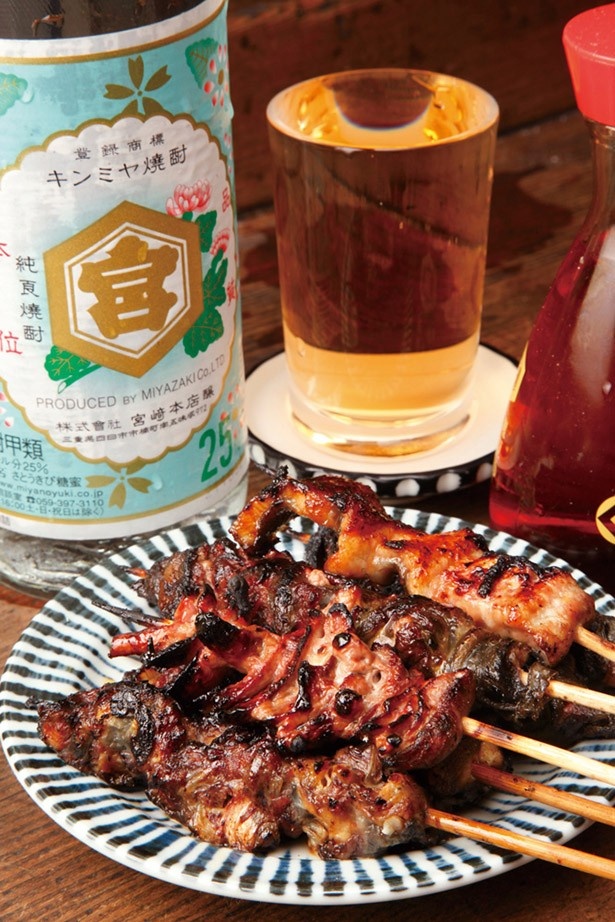 席に着くと出てくるのが串7本の「一取り」(1610円)。カブト創業当時から継ぎ足した秘伝のタレで、きもやひれなどウナギのあらゆる部位を楽しめる