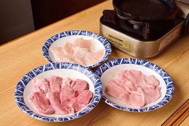 第一宝来家では、「上たん」（写真左、税抜680円）、「上みの」（同奥、税抜680円）など定番部位の他、「ちち」（同右、税抜480円）といった珍しい部位も扱う