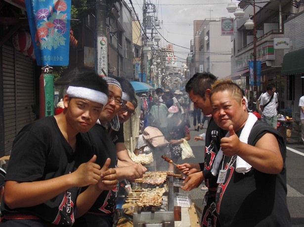 【写真を見る】焼き鳥などおいしそうな露店がたくさん