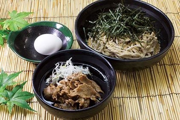 梅田駅三階店のみで食べられる「牛肉つけそば・うどん」(550円)は、7月17日(金)までの期間限定メニュー