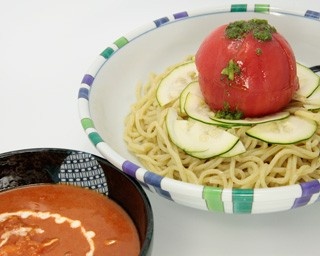「とんこつらー めん七志」の夏季限定人気メニュー「冷やしまるごとトマトつけ麺 」が登場！