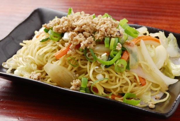 土竜が俺を呼んでいる　焼きラーメン680円。豚骨スープが細麺と香ばしい炒め野菜と絡む。肉そぼろと青ネギもアクセントに