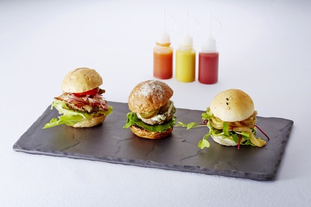 「ハンバーガートリオ」(1950円)。ドリンクはもちろん、こだわりのフードメニューも用意