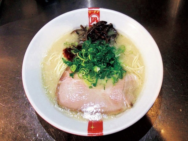 ラーメン凪 豚王 渋谷店の濃厚でまろやかなスープが自慢の「豚王」（810円）。特製の細麺は、お好みの固さが選べる