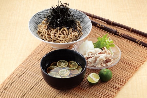 つけ蕎麦 たったんの夏季限定メニュー「すだちつけそば」(850円)。たっぷりとすだちを入れたつけ汁は程よい酸味があり、だったんそばとの相性が抜群