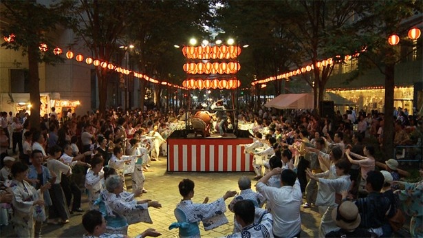 盆踊りは、一般の観客でも当日飛び入りで参加することができる ※写真は過去開催時の様子