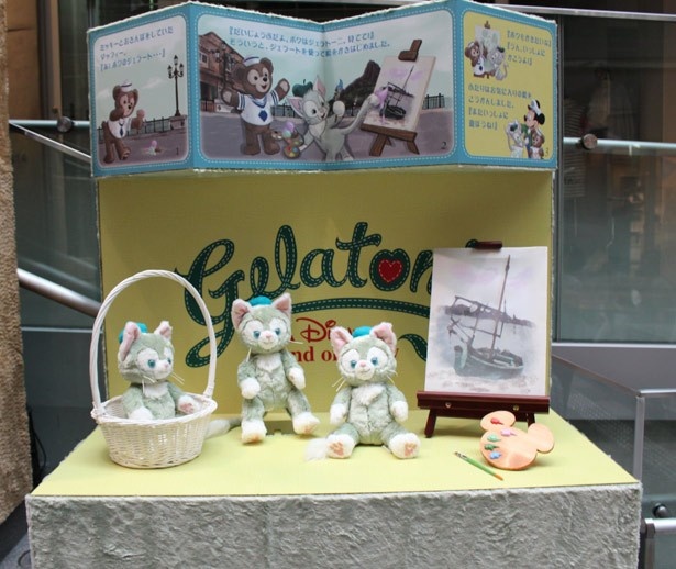 ジェラトーニの展示台には、ミッキーマウス形のパレットも！