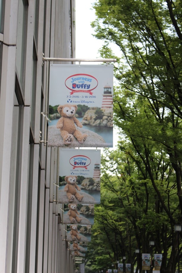 表参道ヒルズの外観もダッフィー一色に！