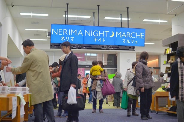【写真を見る】仕事帰りに立ち寄れる開催時間もうれしい