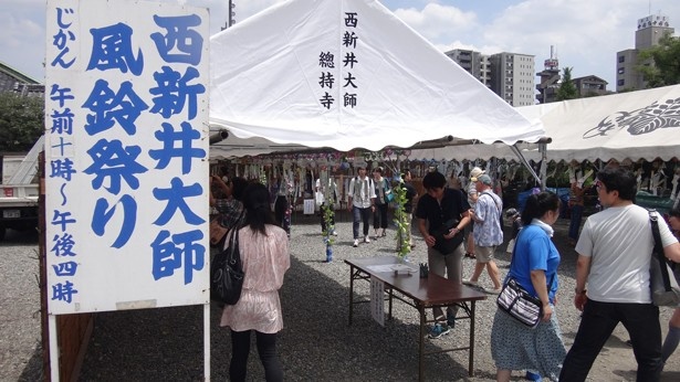 【写真を見る】境内に立ち並ぶ店で、さまざまな風鈴がお目見え