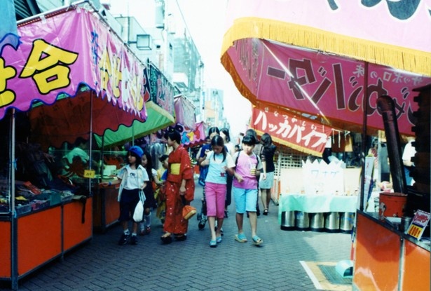 【写真を見る】懐かしさを感じるカラフルな露店
