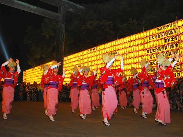 【写真を見る】神門前で行われる伝統芸能の阿波踊り