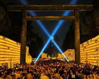 3万灯のみあかしが九段下の夜空を彩る“光の祭典”