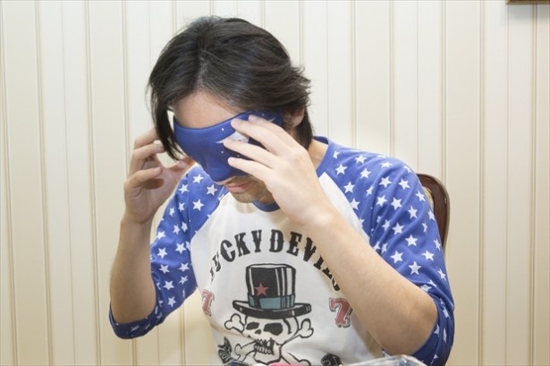 “魔法のアイマスク”を装着しているところ