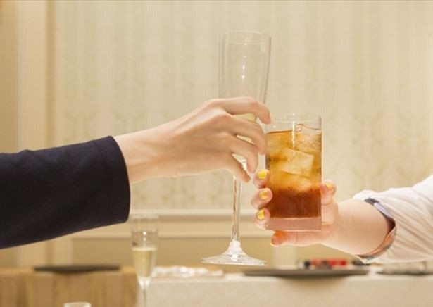 目隠ししながらの乾杯は難しい