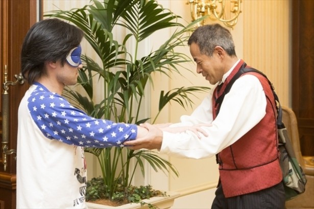 “魔法のアイマスク”を装着し、スタッフのサポートによって会場へ移動！