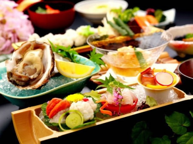 料理長が厳選した夏の食材、厳選された夏牡蠣や脂ののった鱧を使った「季節 の旬会席」