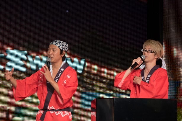 祭の格好で内容発表をするニワンゴの杉本誠司取締役(写真左)とドワンゴの奥井晶久さん(同右)