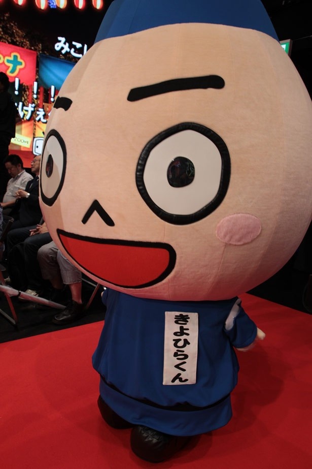 レッドカーペットを歩く岩手県平泉町のゆるキャラ「きよひらくん」