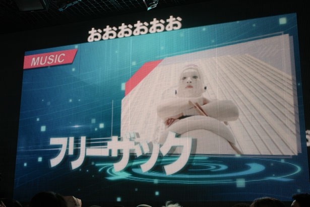 アニメのキャラクターに扮してドラムを叩く動画が人気のフリーザック