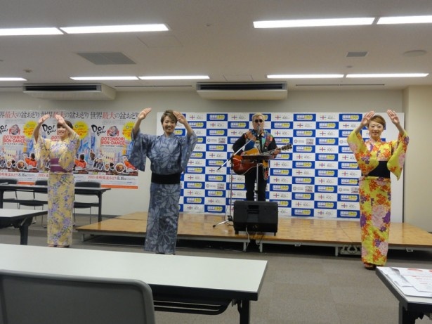 両手を上げ下げする、なるべく間違えない振り付けで踊る