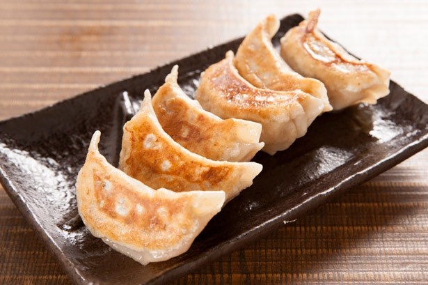 【写真を見る】「肉汁餃子製作所ダンダダン酒場」の看板メニュー「肉汁焼き餃子」(6個、税抜450円)は、肉汁が溢れ出すジューシーな味わい