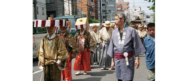 都の無形文化財「びんざさら舞」を街中で見られる