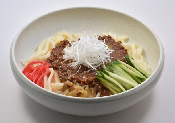 【写真を見る】肉味噌、赤味噌、白みそ、八丁味噌の4種類をプレンドし、味噌と肉の旨味を引き出した｢盛岡じゃじゃ麺｣(750円)