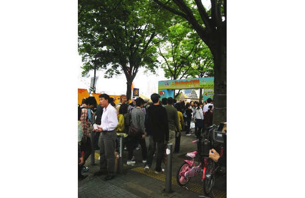 原宿駅から長く列が伸びた。タイ熱は止まらない？