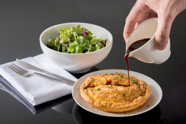 泡立てた卵とチーズでふわふわなオムレツに仕上げた！「Molten Omelet Souffle(オムレツ スフレ)」(1250円)