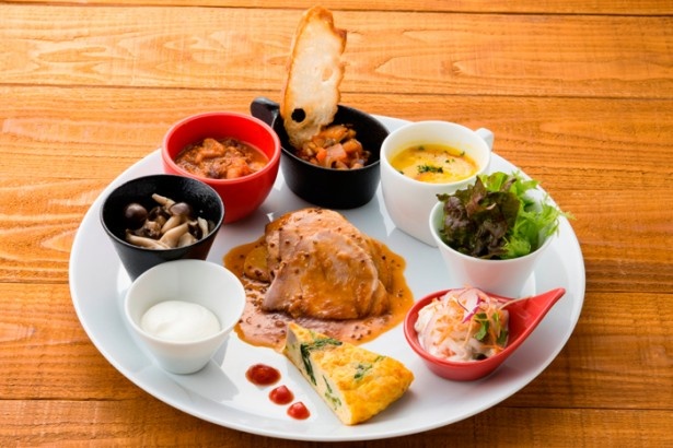 タパスランチ（スープ・サラダ・パン付き）：平日1400円、土日祝1500円