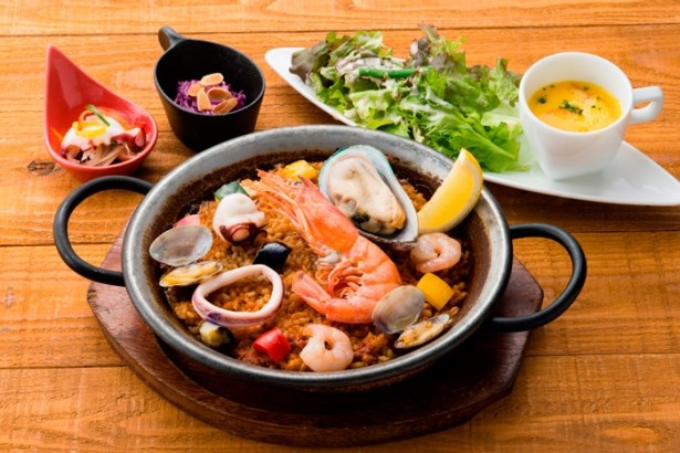シーフードのパエリアランチ 2種の冷製タパス添え（スープ・サラダ付き）：平日1380円、土日祝1480円