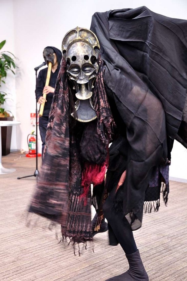 原始感覚美術祭実行委員会が主催する｢信濃の国　原始感覚美術祭2015｣からは舞踏のパフォーマンスが披露された