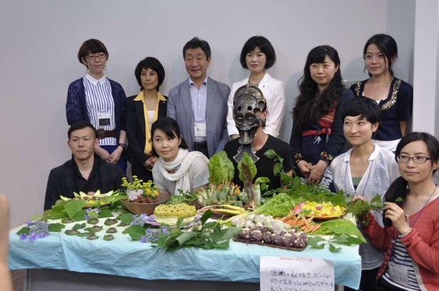 関係者と参加者らの記念撮影
