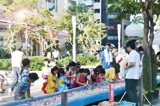 “天の川”に見立てた水槽「なが～い天の川」ではヨーヨーすくいも
