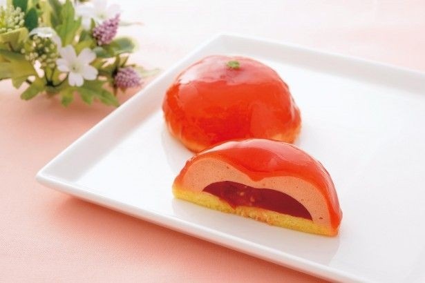 【写真を見る】こちらはローソンのトマトスイーツ！“高リコピントマト”を用いた「高リコピントマトのフロマージュ」(295円)