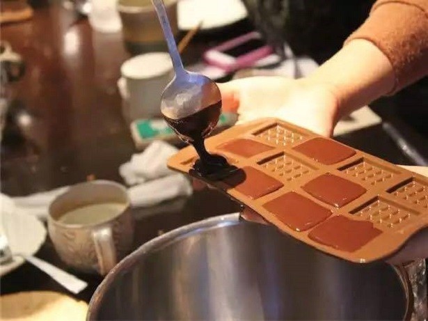 【写真を見る】家族でチョコレートの製造過程を体験！